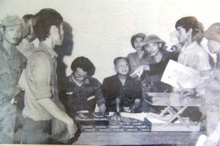 Dương Văn Minh (ngồi bên phải) đọc tuyên bố đầu hàng trưa ngày 30/4/1975.